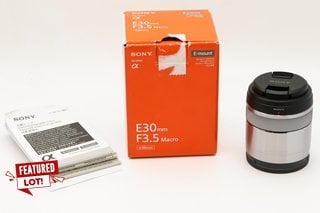 SONY ALPHA E MOUNT 30MM F3.5 MACRO LENS (WITH LENS CAPS, INSTRUCTION BOOKLET & BOX - RRP £229: LOCATION - FRONT BOOTH