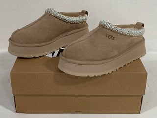 UGG WOMENS TAZZ SLIPPERS IN SAND UK SIZE 7 - RRP £105: LOCATION - FRONT BOOTH