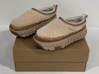 UGG WOMENS VENTURE DAZE COZY SHOES IN NATURAL UK SIZE 6 - RRP £150: LOCATION - FRONT BOOTH