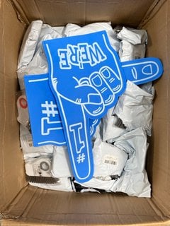 QTY OF 2 IN 1 GROOVE SCRAPER/CLEANERS TO INCLUDE 2 X LARGE FOAM FINGERS: LOCATION - B10