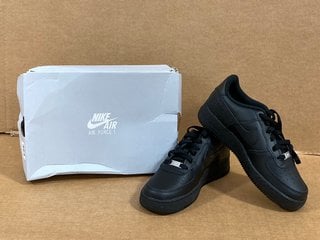 NIKE KIDS AIR FORCE 1 TRAINERS IN BLACK - UK SIZE 6 (7 YEARS): LOCATION - B6