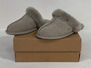 UGG SCUFFETTE II WOMENS SLIPPERS IN GOAT UK SIZE 4: LOCATION - FRONT BOOTH