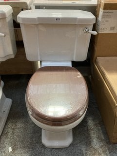 (COLLECTION ONLY) TRADITIONAL STYLED CLOSED COUPLED TOILET COMPLETE WITH CISTERN FITTINGS WITH FLUSH HANDLE AND WOODEN SEAT RRP £345: LOCATION - C5