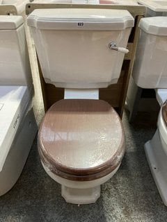 (COLLECTION ONLY) TRADITIONAL STYLED CLOSED COUPLED TOILET COMPLETE WITH CISTERN FITTINGS WITH FLUSH HANDLE AND WOODEN SEAT RRP £345: LOCATION - C5