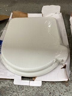 RAK D SHAPED WHITE WOODEN TOILET SEAT RRP £110: LOCATION - R2