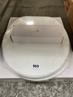 WHITE WOODEN TOILET SEAT RRP £135: LOCATION - R2