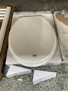 WHITE WOODEN TOILET SEAT RRP £135: LOCATION - R2