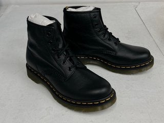 DR MARTENS 101 VIRGINIA ANKLE BOOTS IN BLACK - UK SIZE 6 - RRP £160: LOCATION - BOOTH