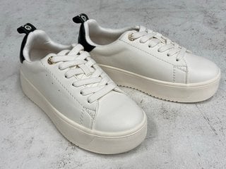 KURT GEIGER LIGHTER LACE UP LANEY TRAINERS IN WHITE/BLACK - UK SIZE 4 - RRP £159: LOCATION - BOOTH