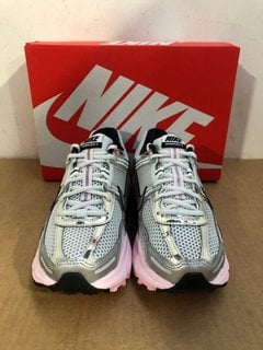 NIKE ZOOM VOMERO 5 TRAINERS IN METALLIC SILVER - UK SIZE 4 - RRP:£144: LOCATION - G4