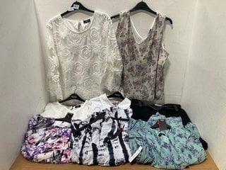 9 X ASSORTED WOMEN'S KLASS CLOTHING IN VARIOUS SIZES TO INCLUDE KLASS WHITE SEQUIN T SHIRT UK SIZE 22: LOCATION - G8