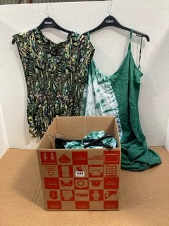 QTY OF WOMEN'S KLASS GREEN AND WHITE MARBLE PRINT DRESSES IN VARIOUS SIZES TO INCLUDE KLASS GREEN PRINT HEM TOP UK SIZE XL: LOCATION - G9