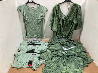 4 X WOMEN'S KLASS GREEN FRILL TOP IN VARIOUS SIZES TO INCLUDE 3 X KLASS GREEN PRINT DRESS IN VARIOUS SIZES: LOCATION - G11