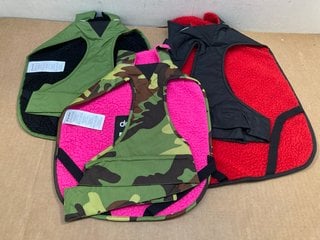 3 X DRYROBE DOG ROBES TO INCLUDE DRYROBE V3 S DR CAM P IN GREEN/PINK CAMOUFLAGE SIZE S: LOCATION - F11