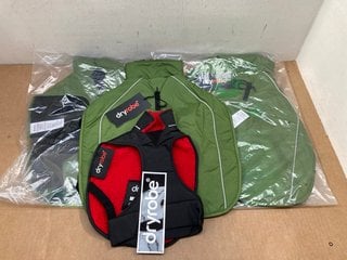 3 X DRYROBE V3 M DR DRB DOG ROBE IN DARK GREEN SIZE M TO INCLUDE DRYROBE V3 XS DR BR DOG ROBE IN BLACK/RED SIZE XS: LOCATION - F11