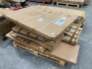 PALLET OF ASSORTED ITEMS TO INCLUDE LARGE WHITE BOARD: LOCATION - B4 (KERBSIDE PALLET DELIVERY)