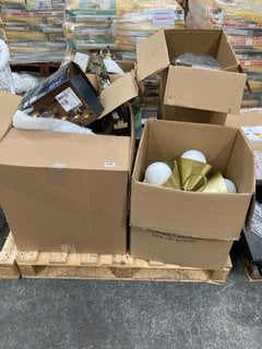 PALLET OF ASSORTED LIGHTING ITEMS TO INCLUDE 20 WARM WHITE LED HANGING BULBS: LOCATION - B7 (KERBSIDE PALLET DELIVERY)