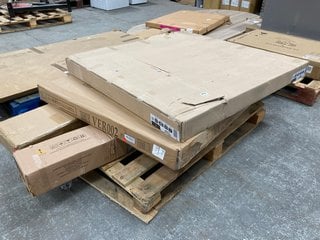 PALLET OF ASSORTED INCOMPLETE BED SETS TO INCLUDE CORONA KING SIZE BED LOW FOOT END IN SOLID PINE WOOD BOX: LOCATION - A7 (KERBSIDE PALLET DELIVERY)