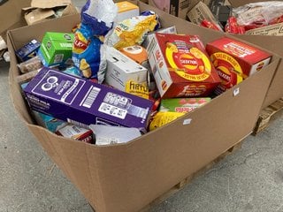 PALLET OF ASSORTED FOOD ITEMS TO INCLUDE WALKERS CRISPS MULTI FLAVOUR CRISPS (B.B DATE06.07.2024): LOCATION - B2 (KERBSIDE PALLET DELIVERY)