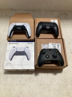 4 X ASSORTED GAMING CONTROLLERS TO INCLUDE SONY PLAYSTATION 5 DUAL SENSE: LOCATION - AR18