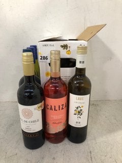 12 X ASSORTED BOTTLES OF WINE TO INCLUDE CARMEN PREMIER RESERVA FUME BLANC 2022 WHITE WINE 75CL 12.5% ALC VOL (PLEASE NOTE IF YOU OPT TO HAVE THIS LOT DELIVERED, THE BOX WILL NOT BE INCLUDED), WE OPE