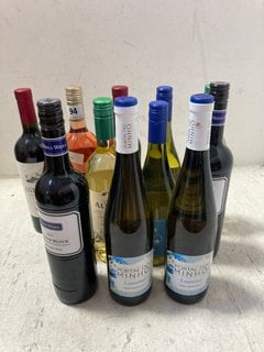 12 X ASSORTED BOTTLES OF WINE TO INCLUDE CARMEN PREMIER 1850 RESERVA 2022 FUME BLANC 75CL ALC 12.5% (WE OPERATE A CHALLENGE 25 POLICY. 18+ ID MAY BE REQUIRED UPON COLLECTION/DELIVERY, E.G. A VALID PA