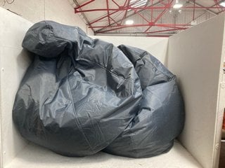 2 XLARGE BEANBAG SEAT IN DARK GREY: LOCATION - H4