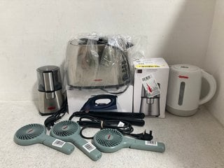 QTY OF ASSORTED JOHN LEWIS AND PARTNERS KITCHEN APPLIANCES TO INCLUDE 3 X HANDHELD FANS IN BLUE AND 1.5L KETTLE IN WHITE: LOCATION - H6