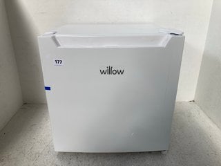 WILLOW MINI FRIDGE IN WHITE: LOCATION - H9