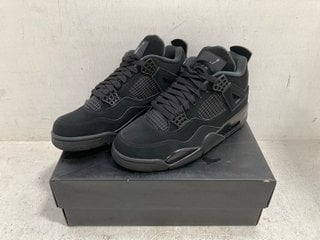 MENS AIR JORDAN 4 RETRO LACE UP TRAINERS IN BLACK/BLACK GRAPHITE SIZE: 8 - RRP - £190: LOCATION - E1