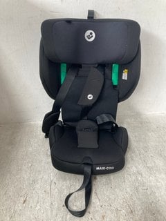 MAXI COSI CHILDRENS HIGH BACK CAR SEAT IN BLACK: LOCATION - H17