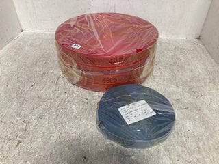 2 X PACKS OF LARGE AND SMALL PRINTED FABRIC ROLLS IN BLUE AND RED: LOCATION - G11