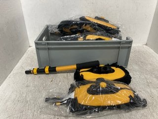 QTY OF FABRIC HEAD FLOOR MOPS IN YELLOW AND BLACK: LOCATION - G10