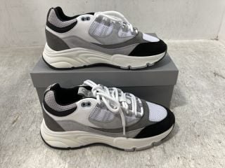 CLEENS AERO LOW TOP TRAINERS IN GHOST SIZE: 9 - RRP - £170: LOCATION - E0