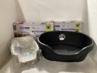 QTY OF ASSORTED PET ITEMS TO INCLUDE 3 X MEDIUM SIZED PLASTIC PET BED BASES IN BLACK: LOCATION - G5