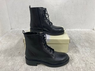 OFF THE HOOK LONDON LANE WOMENS BOOTS SIZE - UK 5: LOCATION - F3