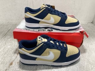 NIKE DUNK LOW LACE UP TRAINERS IN MIDNIGHT NAVY & CREAM SIZE - UK 6.5: LOCATION - F6