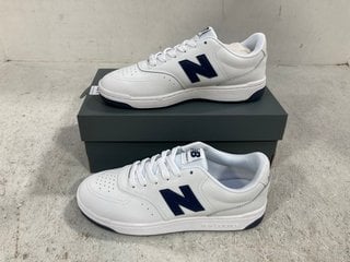 NEW BALANCE BB80UFO TRAINERS IN WHITE/DARK BLUE SIZE - UK 6.5: LOCATION - F7