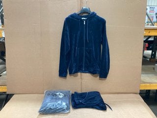 2 X B . YOUNG WOMENS VELVET ZIP UP TRACKSUITS IN NAVY SIZE: L: LOCATION - F13