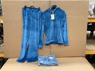 2 X B . YOUNG WOMENS VELVET ZIP UP TRACKSUITS IN BLUE SIZE: S AND M: LOCATION - F13