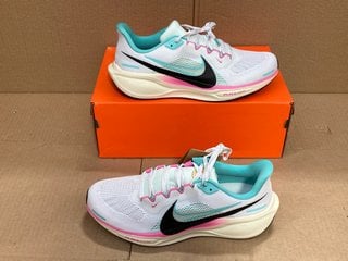 NIKE AIR ZOOM PEGASUS 41 LACE UP TRAINERS IN WHITE/PLAYFUL PINK SIZE: 9.5 - RRP - £129: LOCATION - F14