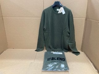 2 X BLEND MENS RED HILL CREW NECK JUMPERS IN GREEN SIZE: L AND 3XL: LOCATION - F16