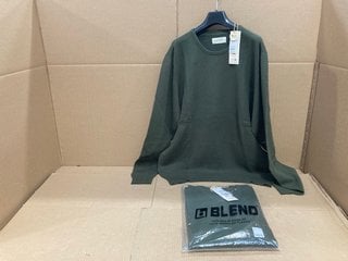 2 X BLEND MENS RED HILL CREW NECK JUMPERS IN GREEN SIZE: L AND 3XL: LOCATION - F16