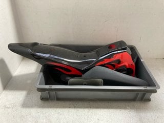 BOX OF ASSORTED BIKE ACCESSORIES TO INCLUDE PRINTED PLASTIC MUD GUARD IN RED: LOCATION - H18