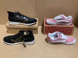 2 X ASSORTED SHOES TO INCLUDE VANS OFF THE WALL KNU SKOOL LACE UP PUMPS IN COLOUR THEORY FOXGLOVE SIZE: 6.5: LOCATION - G21