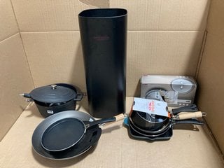 QTY OF ASSORTED JOHN LEWIS AND PARTNERS HOUSEHOLD ITEMS TO INCLUDE 20CM 2.5L ALUMINIUM SAUCEPAN WITH LID: LOCATION - G21