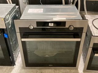 AEG BUILT IN SINGLE ELECTRIC OVEN: MODEL BPS551020M - RRP £505: LOCATION - A5