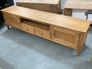 COTSWOLD WIDESCREEN TV UNIT IN LIGHT OAK FINISH: LOCATION - C9