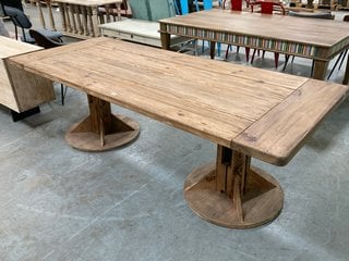 TRADITIONAL RUSTIC 6-8 SEATER DINING TABLE IN OAK: LOCATION - D7