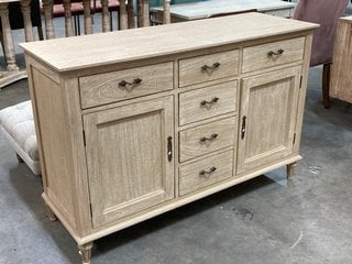 TRADITIONAL RUSTIC STYLE 6 DRAWER 2 DOOR STORAGE SIDEBOARD IN LIGHT WEATHERED OAK AND BRASS FINISH: LOCATION - D7